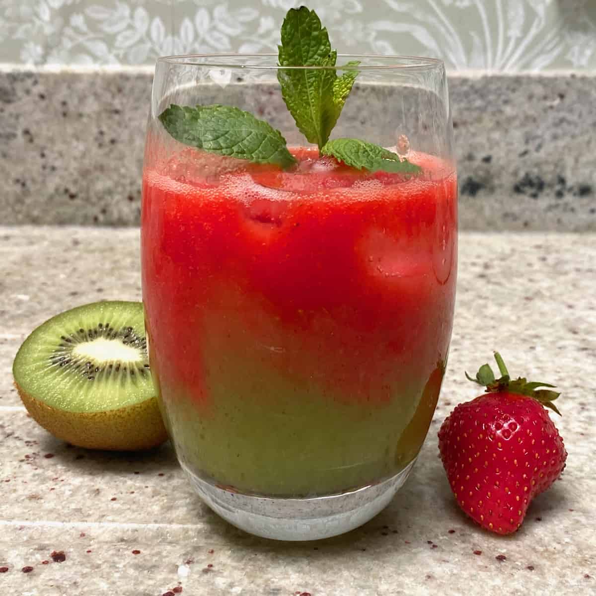 Easy Strawberry Kiwi Juice: Blender or Juicer for a Summer Refreshment